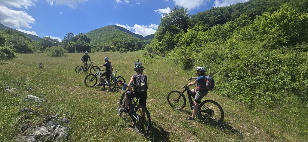 Escursioni in bici: Gruppi sui sentieri di Sulmona e della Majella con accompagnatore